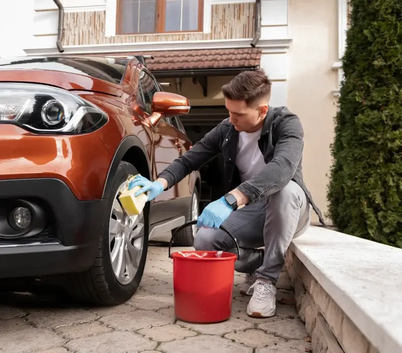Lavage auto à domicile Pugey : professionnel intervenant sur un véhicule
